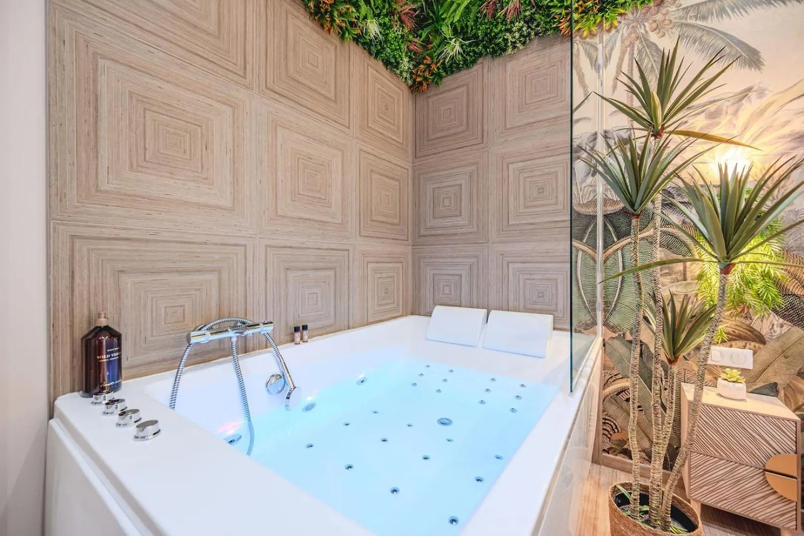 Little Bangkok - Luxury Spa Apartment Tolón 0*,  Francia